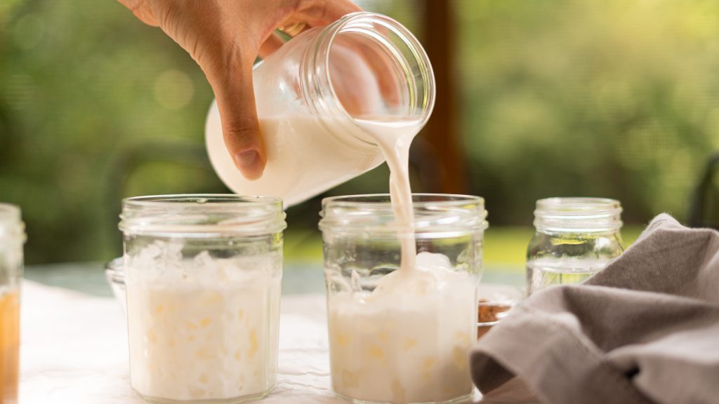 How much milk should be in the mason jar